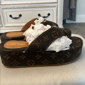 Ladies Fashion Luxury Slippers And Flip-flops is brand new never worn them